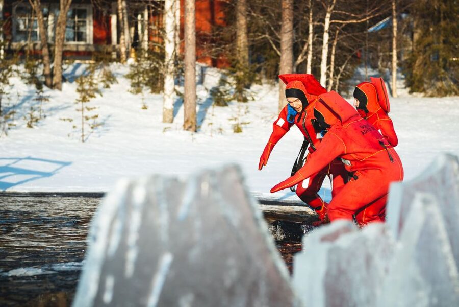 Daytime Ice Floating Rovaniemi, Frozen Lake Experience - Entering the Water Without Panic: The Guide’s Role