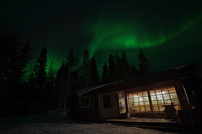 Northern Lights Hunting in Lappish old cottage - How the Guide Turns the Sky Into a Story (and a Photo)