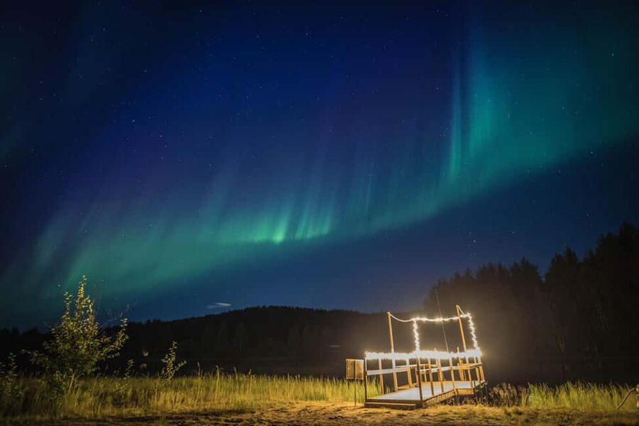 Rovaniemi: Arctic Ice Floating and Northern Lights Tour - What Arctic Ice Floating Feels Like in Rovaniemi