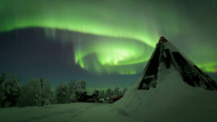 Rovaniemi: Auroras Northern Lights Trip - guaranteed lights - Leaving Rovaniemi Lights for a Wide Open Aurora Hillside