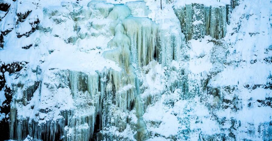 Rovaniemi: Frozen Waterfalls of Korouoma Canyon & Pro Photos - Warm-up break: lean-to fire BBQ lunch in the snow