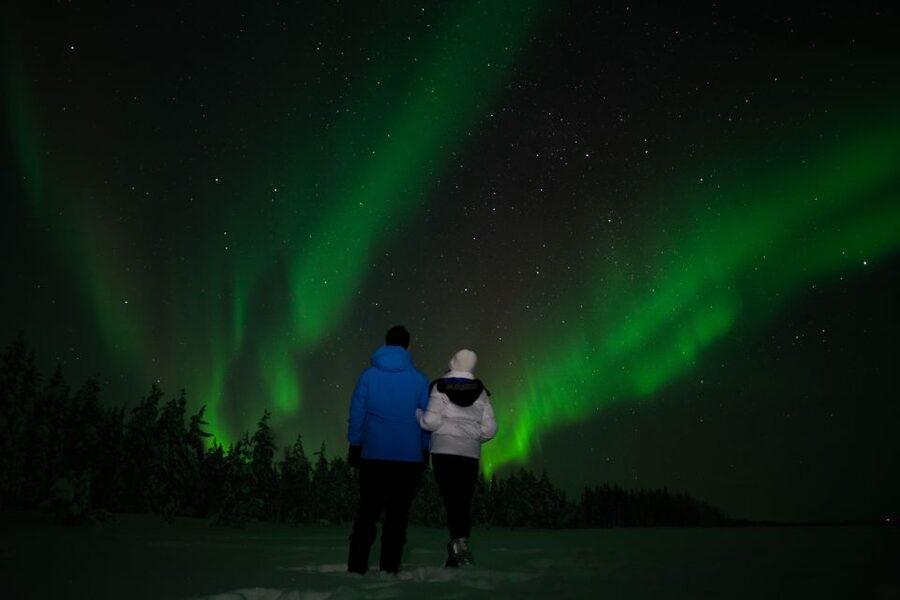 Rovaniemi: Guided Northern Lights Tour - Meeting in Santa Claus Village or downtown Rovaniemi