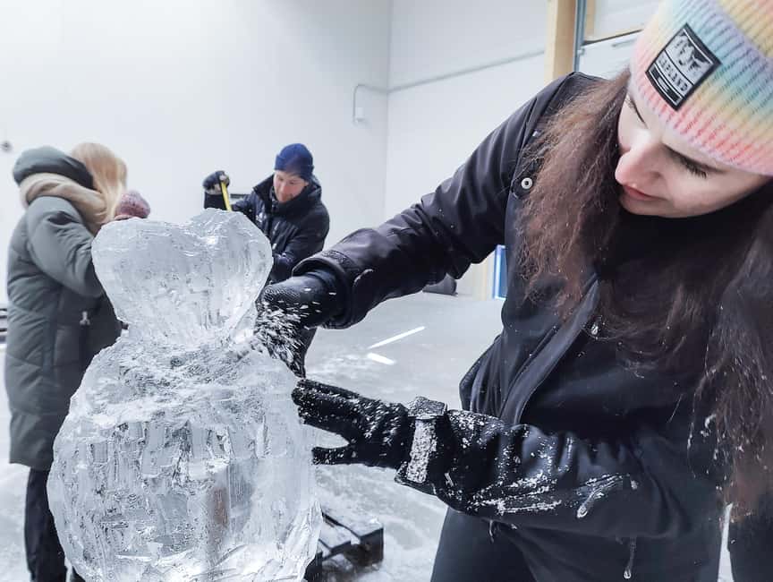 Rovaniemi: Ice sculpting experience with Transfers - Entering the Arctic SnowHotel: more than a quick look
