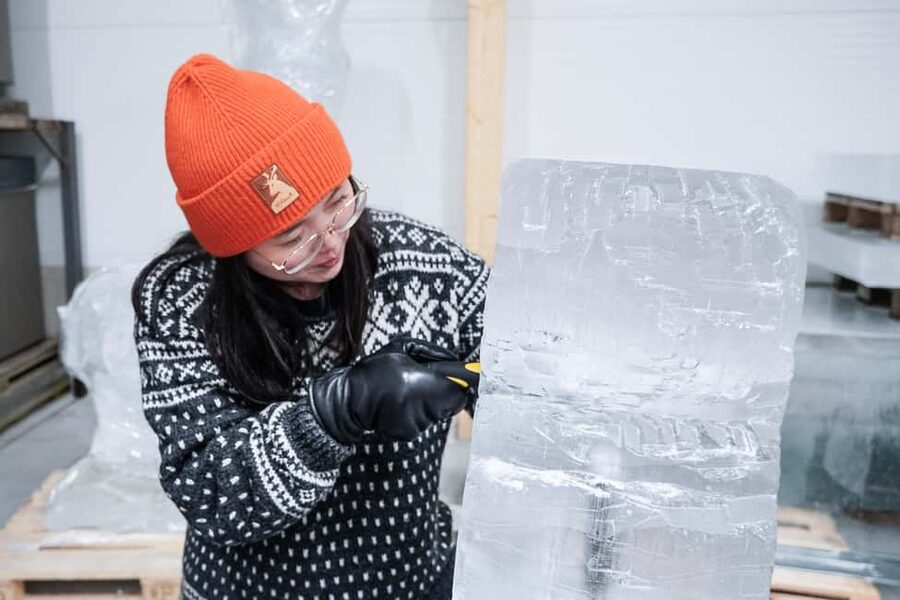 Rovaniemi: Ice sculpting experience with Transfers - Getting there and back: round-trip transfers make it easy