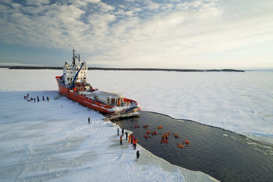 Rovaniemi: Icebreaker Cruise with Ice Floating and Transfer - Food and warm drinks: plan for purchase meals