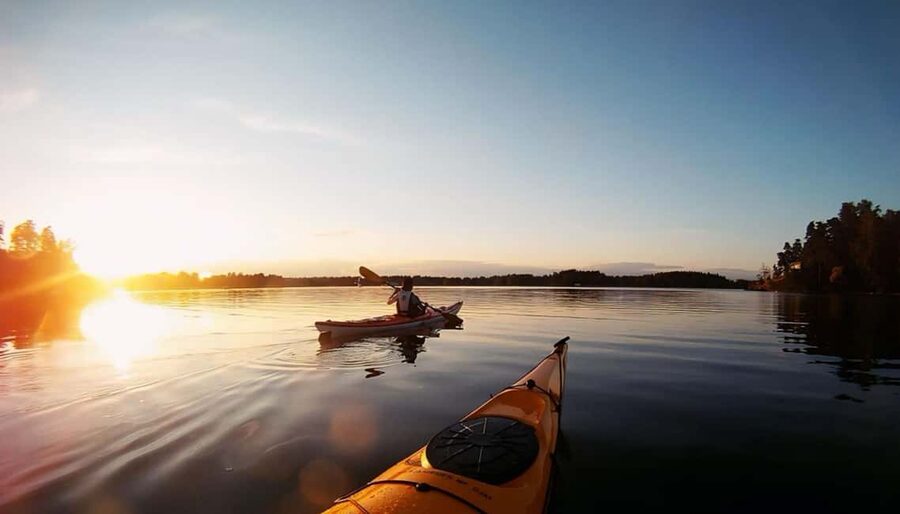 Rovaniemi: Midnight Sun Canoeing Adventure & BBQ - On the Lake Under Continuous Daylight