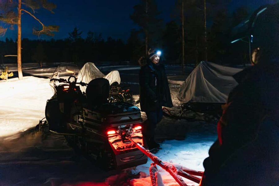 Rovaniemi: Northern Lights Family-Friendly Snowmobile Safari - Aurora hunting: how to set expectations without ruining the night