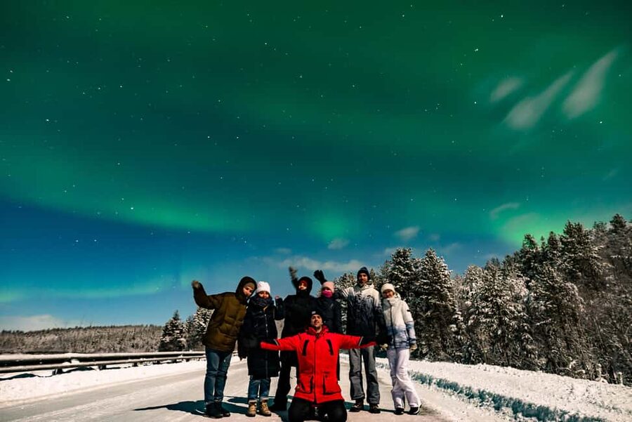 Rovaniemi: Northern Lights Hunt with Sausages and Hot Drinks - Photos included: how to get a keepsake without turning into a camera nerd