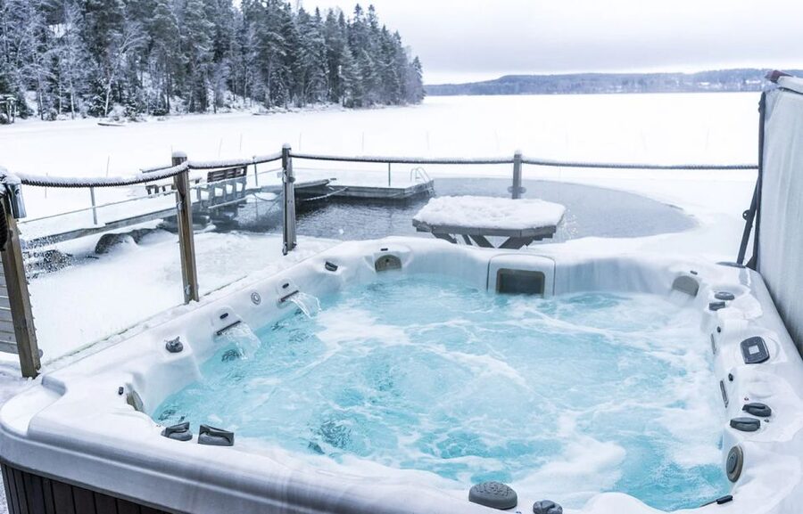 Rovaniemi: Northern Lights Trip with Arctic Sauna & Jacuzzi - Jacuzzi under the Arctic sky: Northern Lights watching with hot drinks