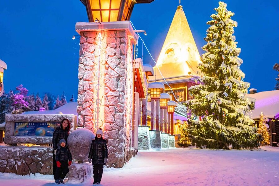 Rovaniemi: Private Pro Photoshoot in Santa Claus Village - Booking with your eyes open: a fair reality check