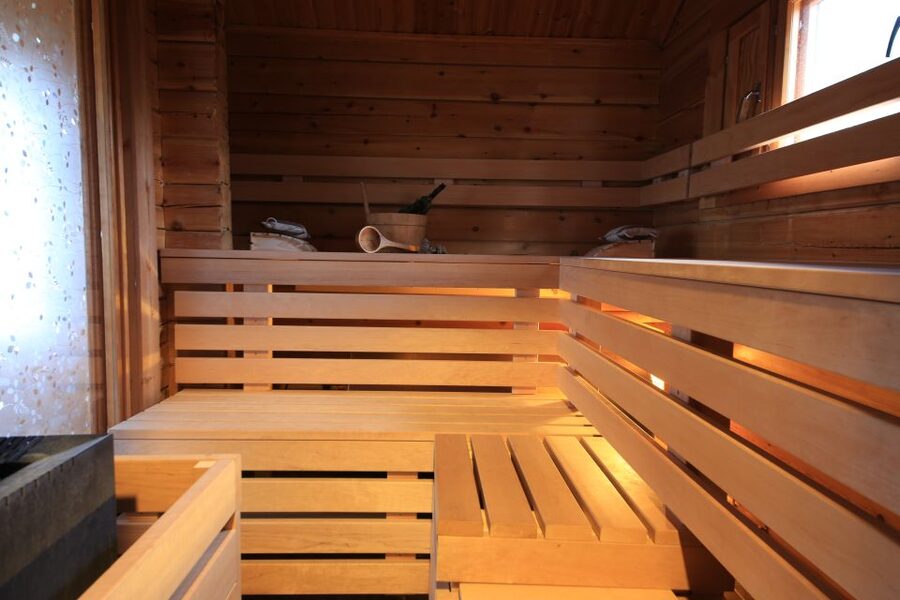 Rovaniemi: Private Sauna, Jacuzzi and Dinner - The setting: a private lake makes the whole evening