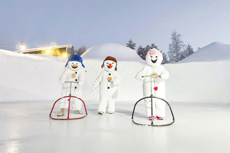 Rovaniemi: Snowman World Entry Ticket in Santa Claus Village - How the Ice Bar and snow art shape the vibe of your day
