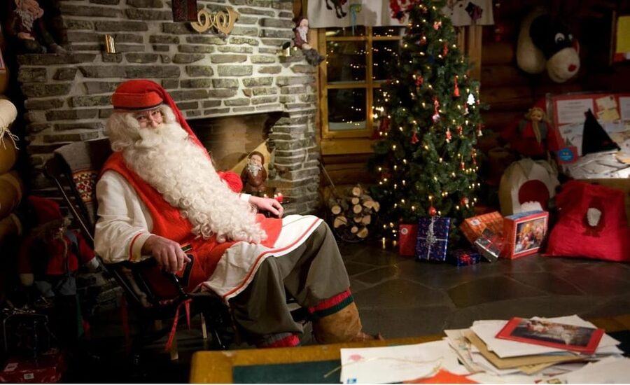 Rovaniemi: Tour to Santa Claus Village with Hotel pick up - Arctic Circle line photo: quick, memorable, and a little silly
